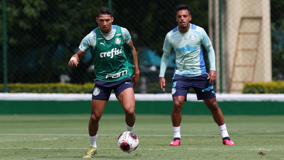 Em mais um dia de preparação, Abel tem papo com joia da base e espera retorno de dois titulares