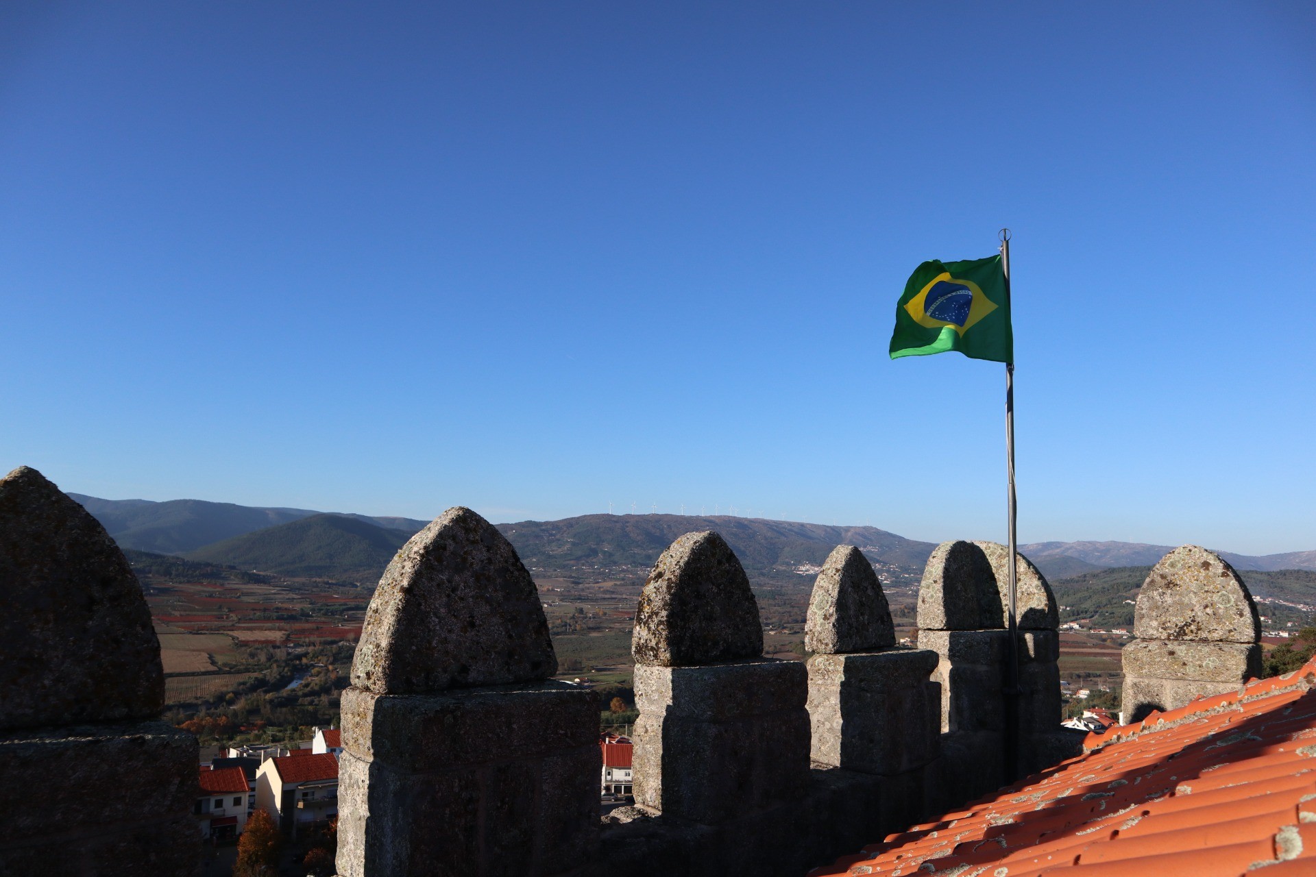 Bandeira brasileira no alto do castelo de Belmonte, em Portugal