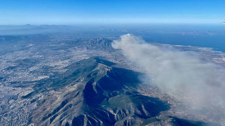 Incêndio florestal perto de Atenas  (Foto: REUTERS/Alkis Konstantinidis)