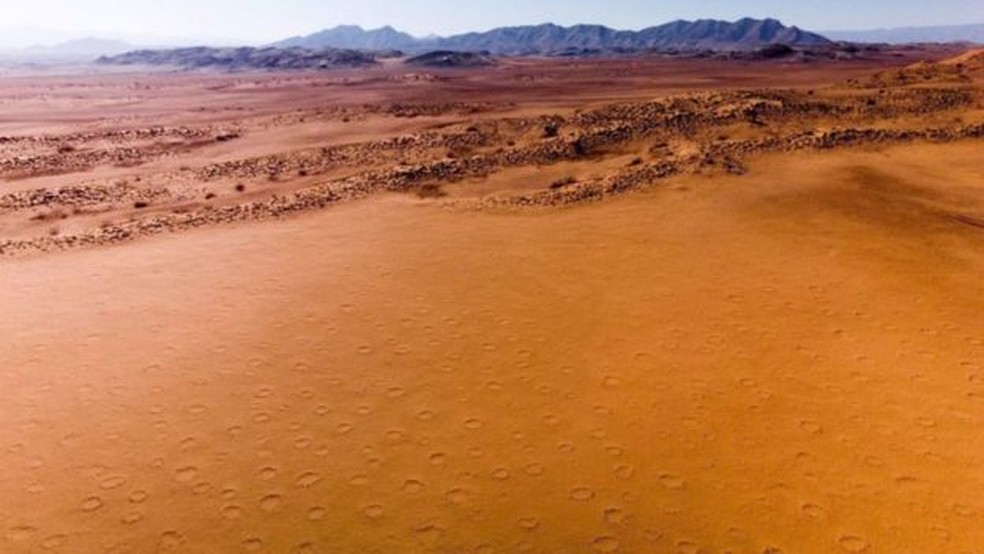 Um dos grandes mistérios do deserto da Namíbia é um fenômeno geomórfico conhecido como ‘círculos de fadas’ — Foto: BBC
