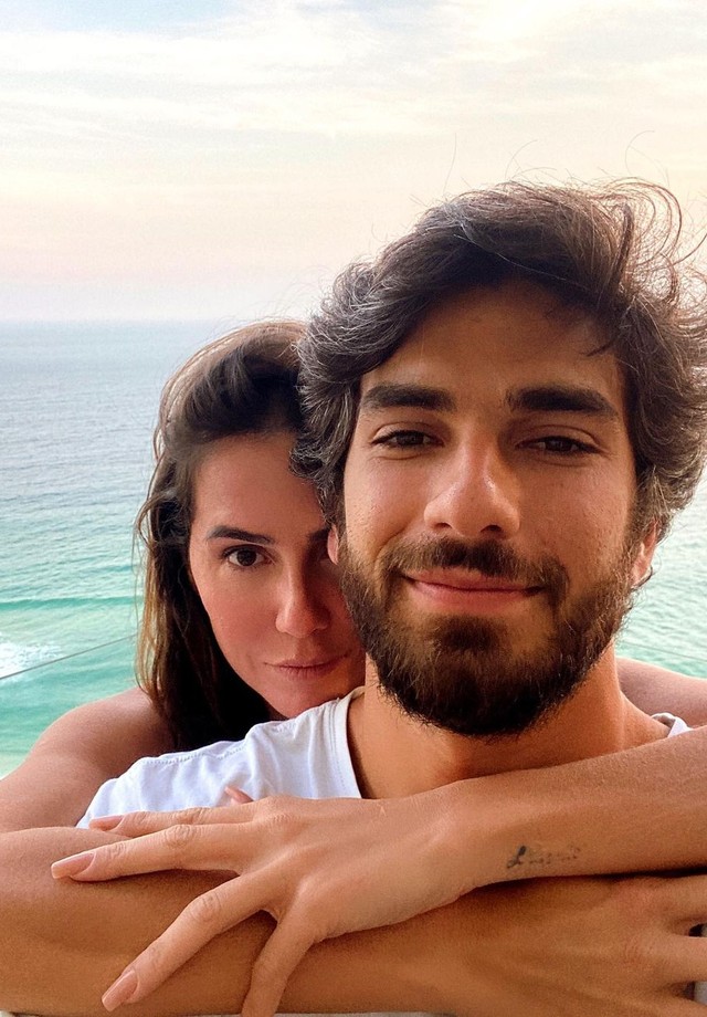 Deborah Secco e Hugo Moura surgem agarradinhos em cliques (Foto: Reprodução/Instagram)