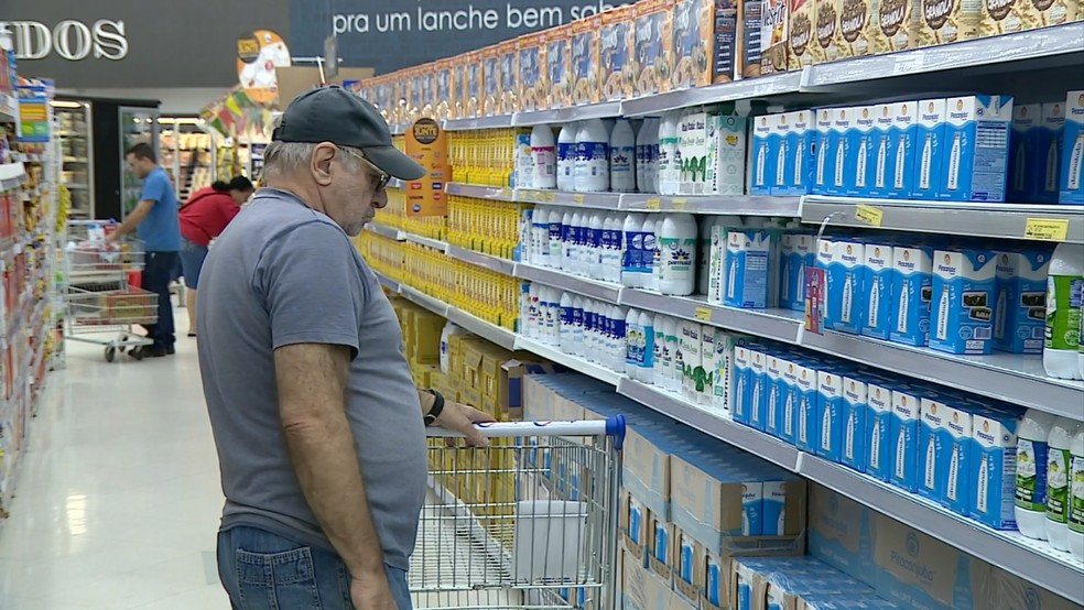 Consumidores sentem alta nos preços do leite nos supermercados; aumento no acumulado do ano chega a 24%, diz centro de estudos da Esalq-USP, de Piracicaba (SP). (Foto: Reprodução/EPTV)