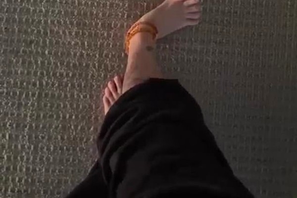 A ex-atriz pornô Jenna Jameson mostrando a recuperação de seus movimentos (Foto: Instagram)
