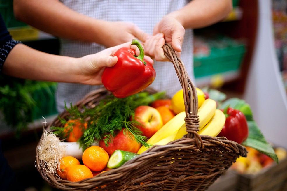 O segredo para uma alimentação saudável com os itens da cesta básica é acrescentar produtos de baixo custo e alto valor nutricional, como frutas, verdades e legumes — Foto: Freepik / gpoinstudio / Creative Commons