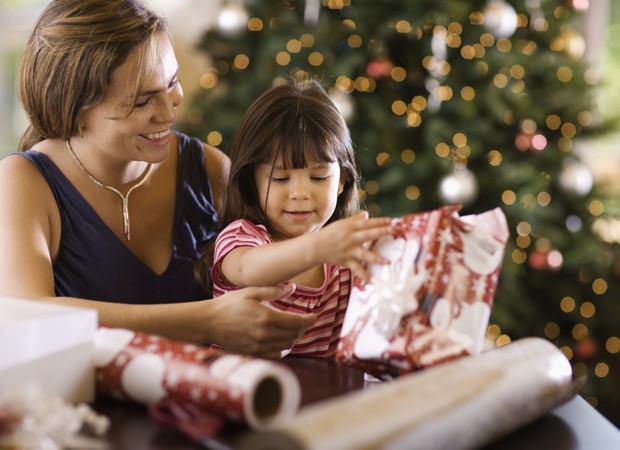 Mãe e filha embrulhando os presentes de Natal (Foto: Thinkstock)