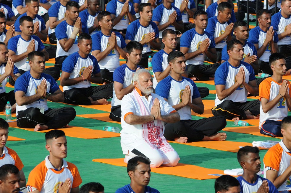 Indianos praticam ioga em Dehradun, na Índia — Foto: Stringer/Reuters