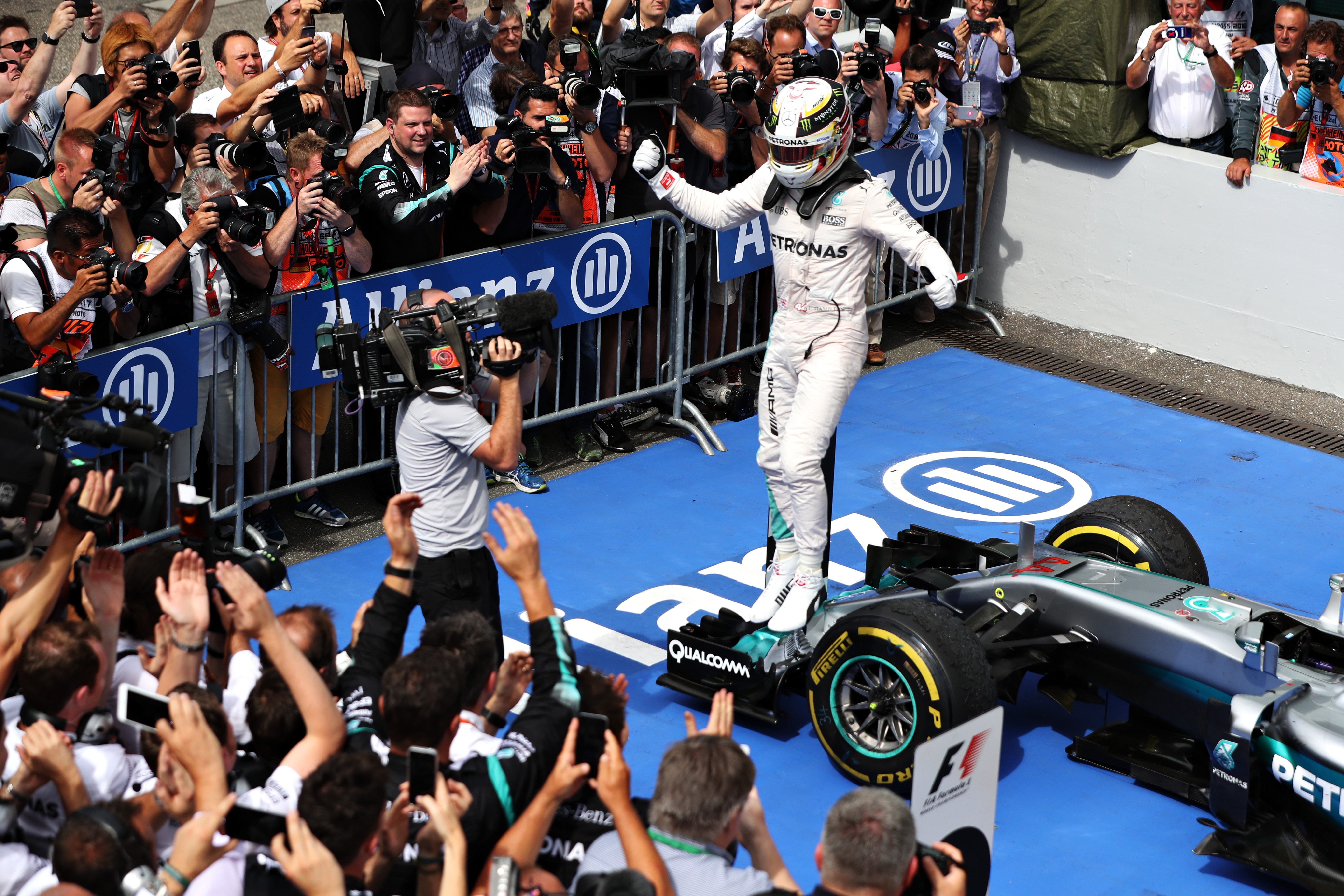 Lewis Hamilton comemora vitória no GP da Alemanha (Foto: getty images)