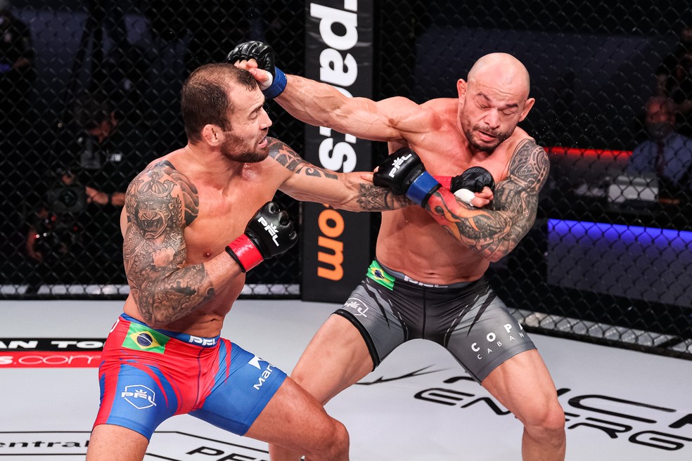 João Zeferino (esq.) acerta um cruzado de esquerda contra Gleison Tibau (dir.) — Foto: Divulgação