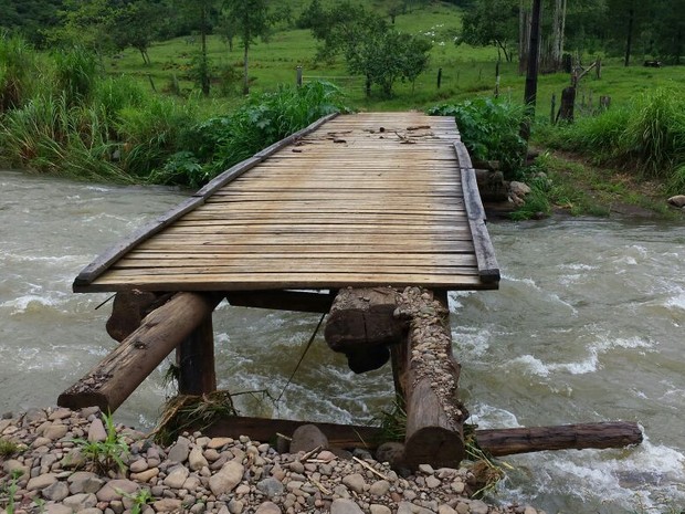 Cabeceiras de pontes caíram em Timbé do Sul (Foto: Defesa Civil/Divulgação)