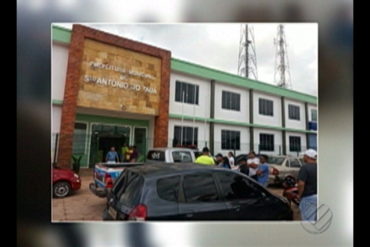 Professores da rede pública protestam na sede da prefeitura de Santo Antônio do Tauá Pará G1