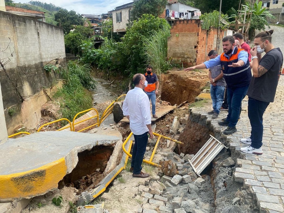 De acordo com a secretaria, em Cordeiro, no bairro Lavrinhas, parte da ponte que divide o bairro desabou.  — Foto: Divulgação: Comunicação Social secretário de estado de Infraestrutura e Obras.