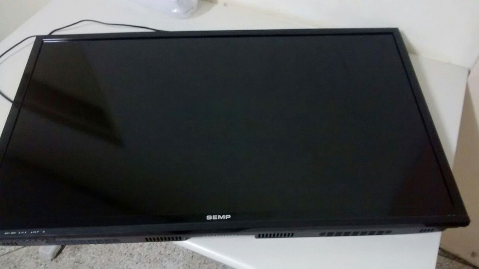 Uma televisão também foi apreendida (Foto: Polícia Militar/Cedida)