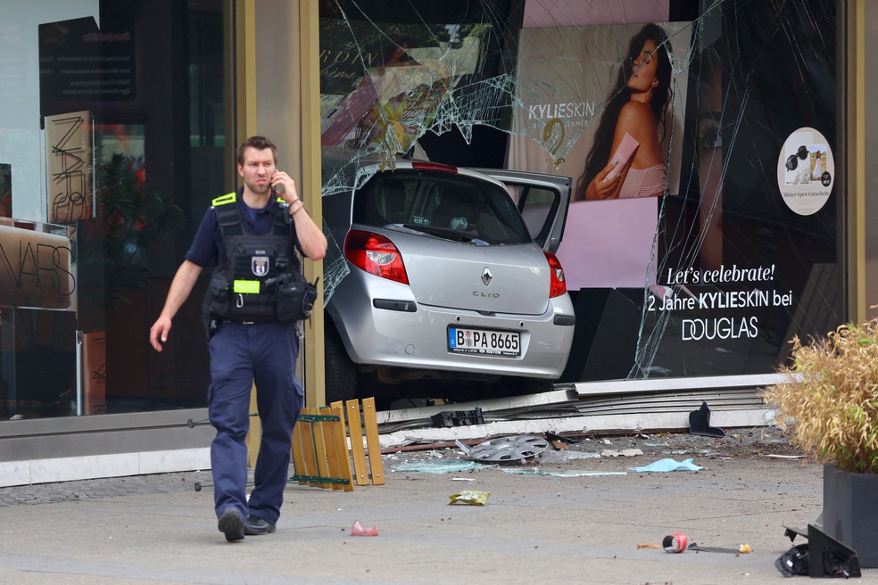 Veículo que atropelou cerca de 30 pessoas em Berlim foi parar dentro de uma loja, em 8 de junho de 2022.  — Foto: Fabrizio Bensch/ Reuters