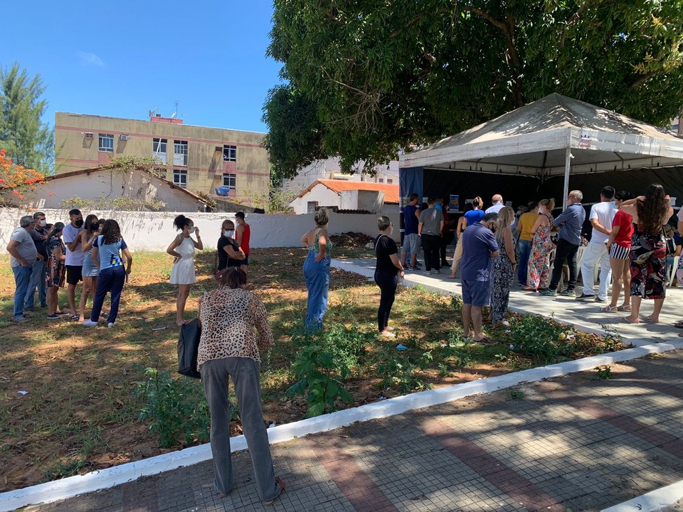 Fila de espera pos teste de Covid-19 na UBS São João, em Natal. — Foto: Gustavo Brendo/Inter TV Cabugi
