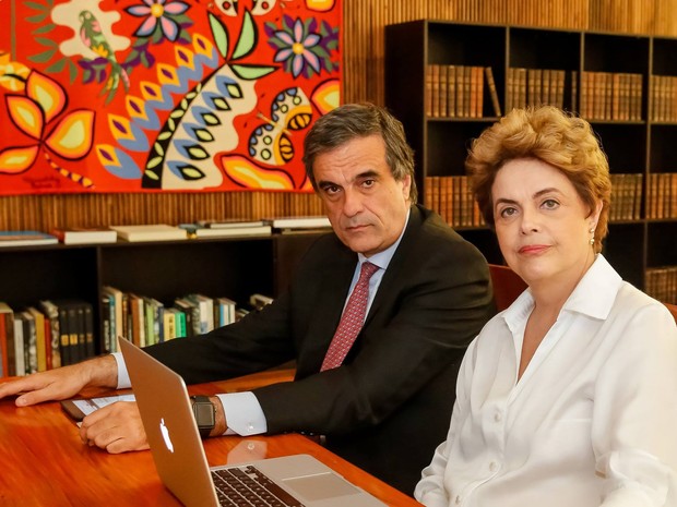 O ex-ministro José Eduardo Cardozo e a presidente afastada Dilma Rousseff respondem a perguntas de seguidores em rede social (Foto: Reprodução)