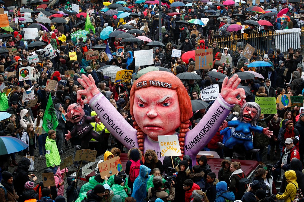 Estudantes usam um carro alegÃ³rico que representa a defensora ambiental sueca Greta Thunberg durante uma greve escolar para exigir aÃ§Ã£o contra a mudanÃ§a climÃ¡tica, na praÃ§a da prefeitura de Duesseldorf, Alemanha â€” Foto: Wolfgang Rattay/Reuters