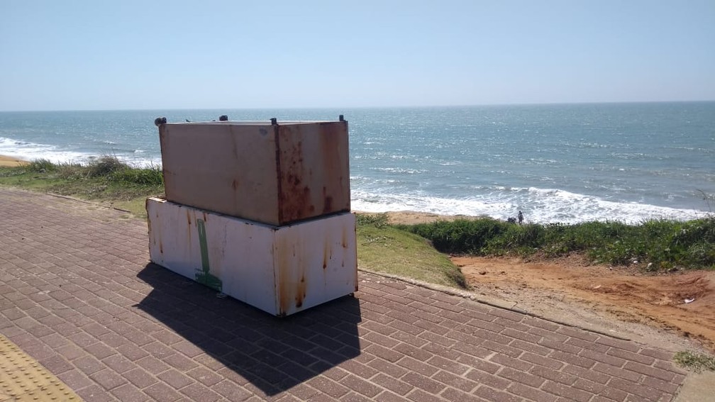 Wallpaper Surfistas Encontram Duas Geladeiras Dentro Do Mar Em Natal Rio For Free