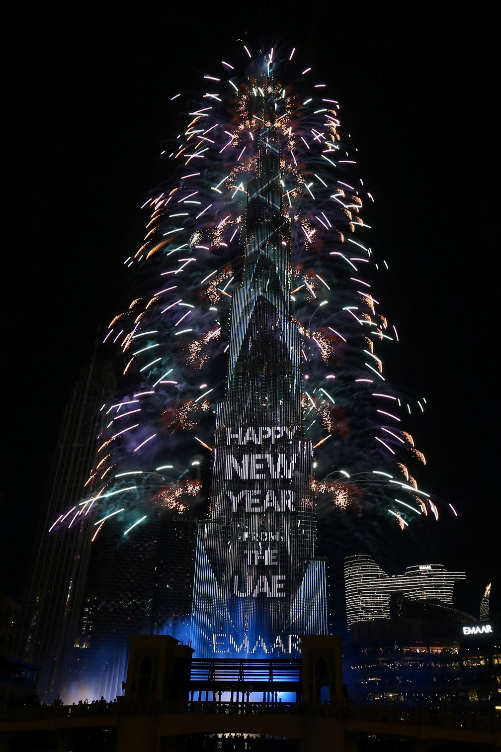 Fogos de artifício no Burj Khalifa, o prédio mais alto do mundo, durante a celebração de ano novo em Dubai, Emirados Árabes Unidos, neste sábado — Foto: Satish Kumar/Reuters