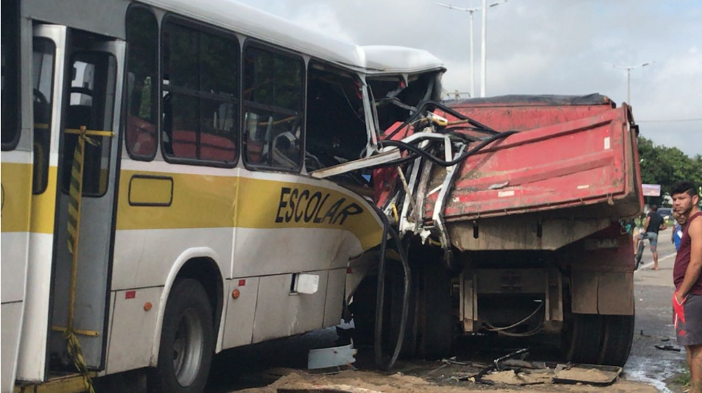 Acidente entre ônibus escolar e caminhão deixou pelo menos oito feridos. (Foto: Anézia Gomes/TV Verdes Mares)