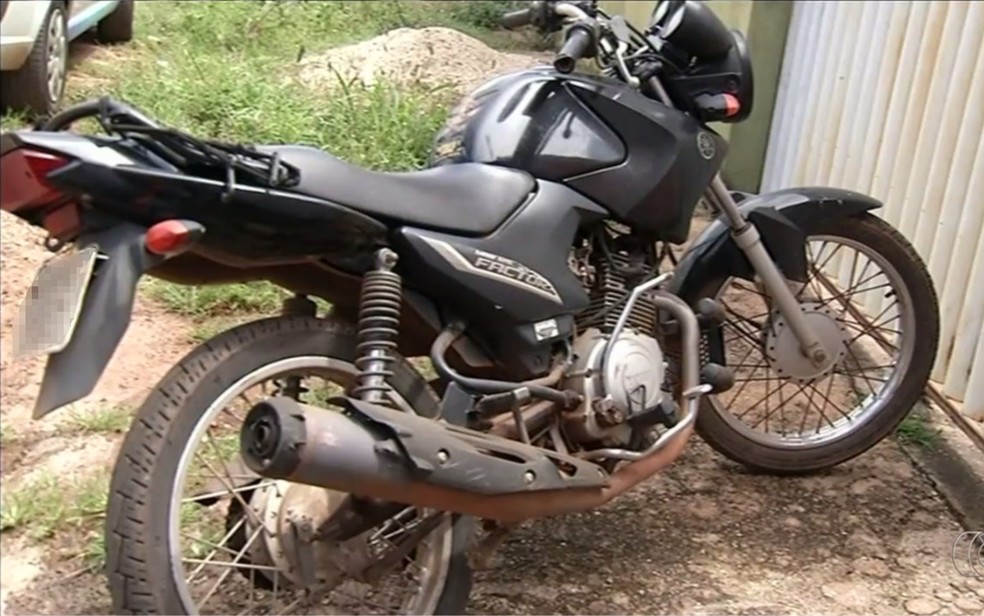 Motociclista foi usado por não usar cinto de segurança em Goiás (Foto: TV Anhanguera/Reprodução)