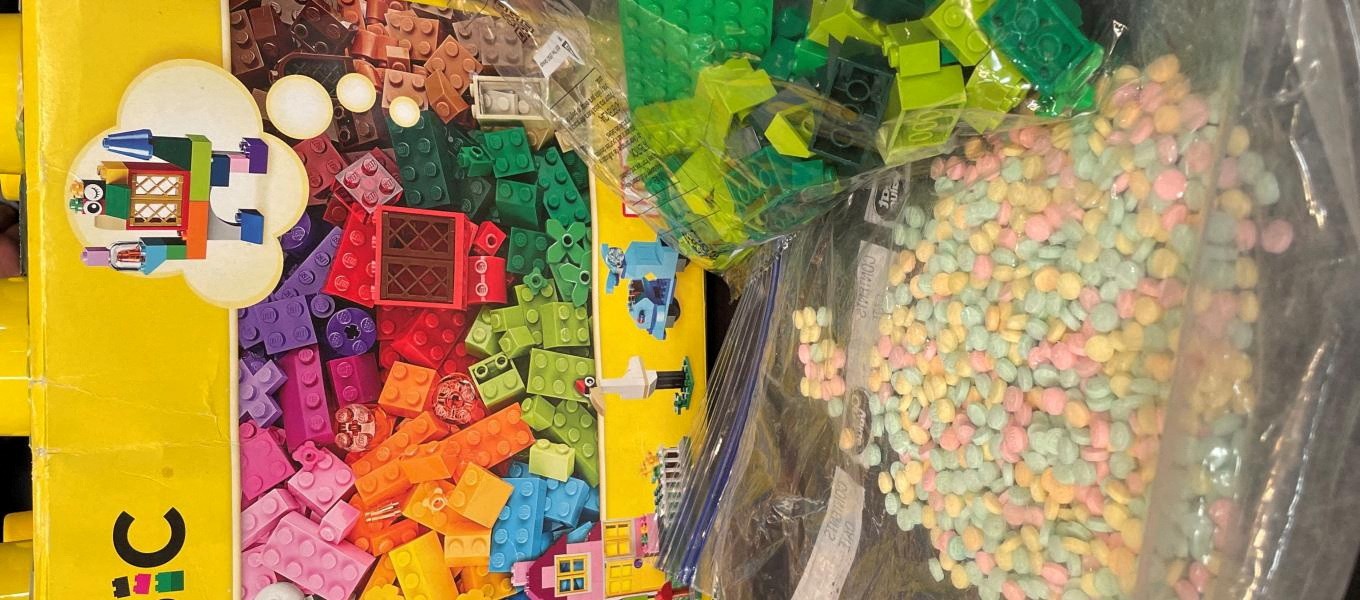 15 mil comprimidos de droga são encontrados em caixa de blocos de montar em Nova York