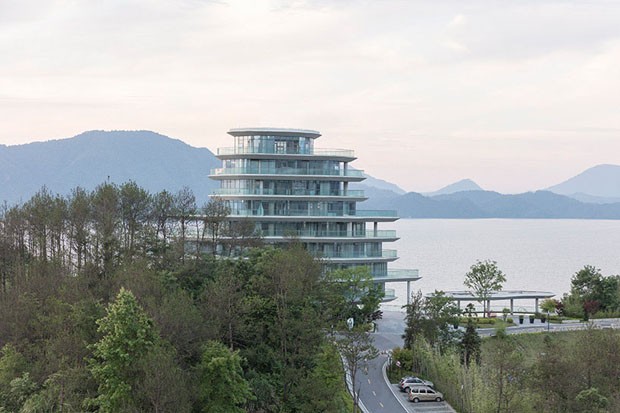 Sinuoso conjunto residencial na China dialoga com curvas da natureza (Foto: Divulgação)