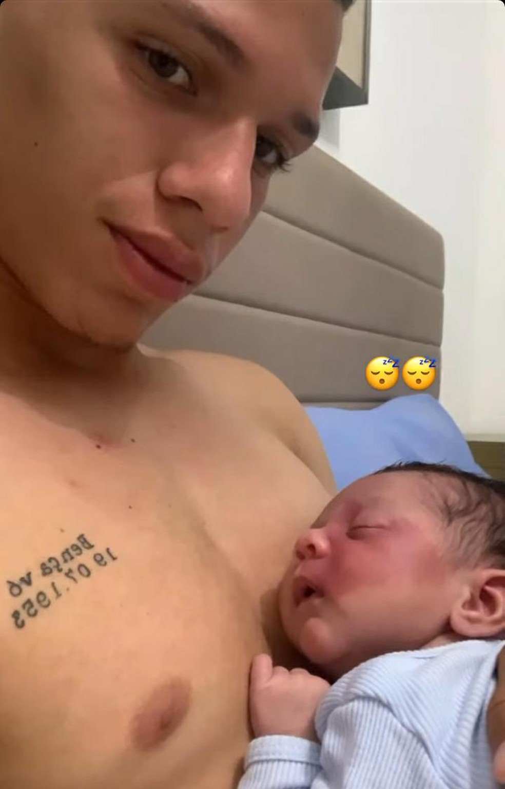 Pai de primeira viagem: aos 18 anos, jogador teve Theo, seu primeiro filho — Foto: Divulgação / Instagram