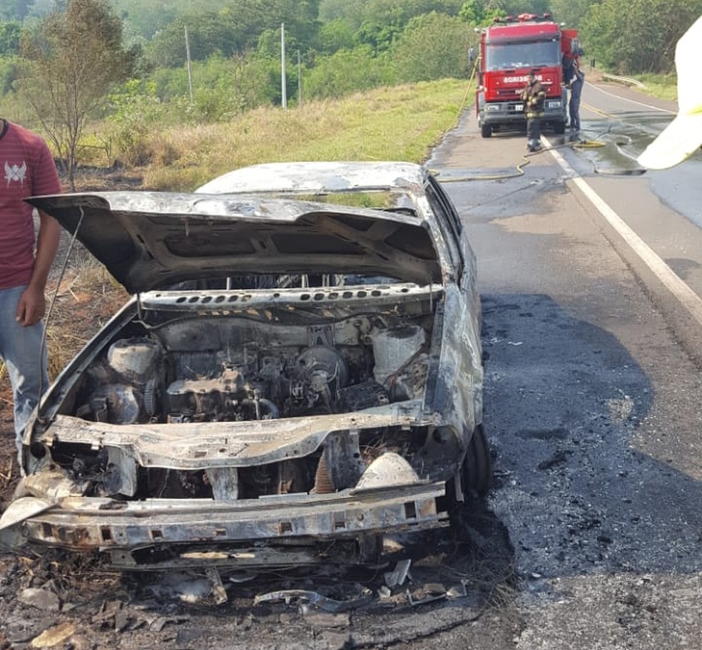 Incêndio destruiu carro em Presidente Venceslau, no dia 28 de setembro de 2020 — Foto: Bruno Davi