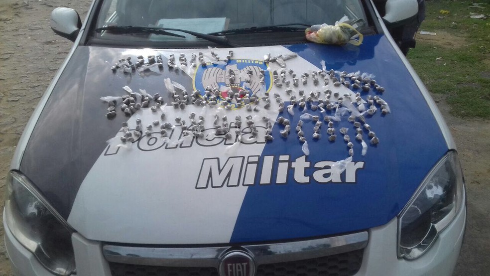 Drogas apreendidas em cemitério na Serra (Foto: Divulgação/Polícia Militar)