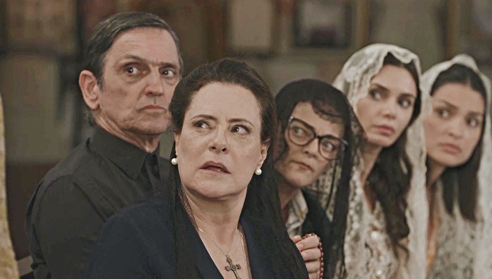 Mirtes (Elizabeth Savala) se surpreende com a audácia da nora, na novela 'O Sétimo Guardião' — Foto: TV Globo