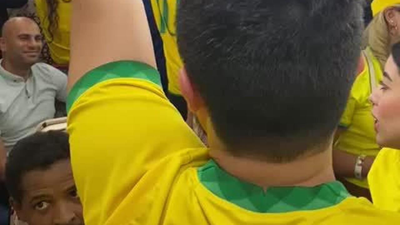 Torcedores do Brasil cantam no metr a caminho do estdio 974