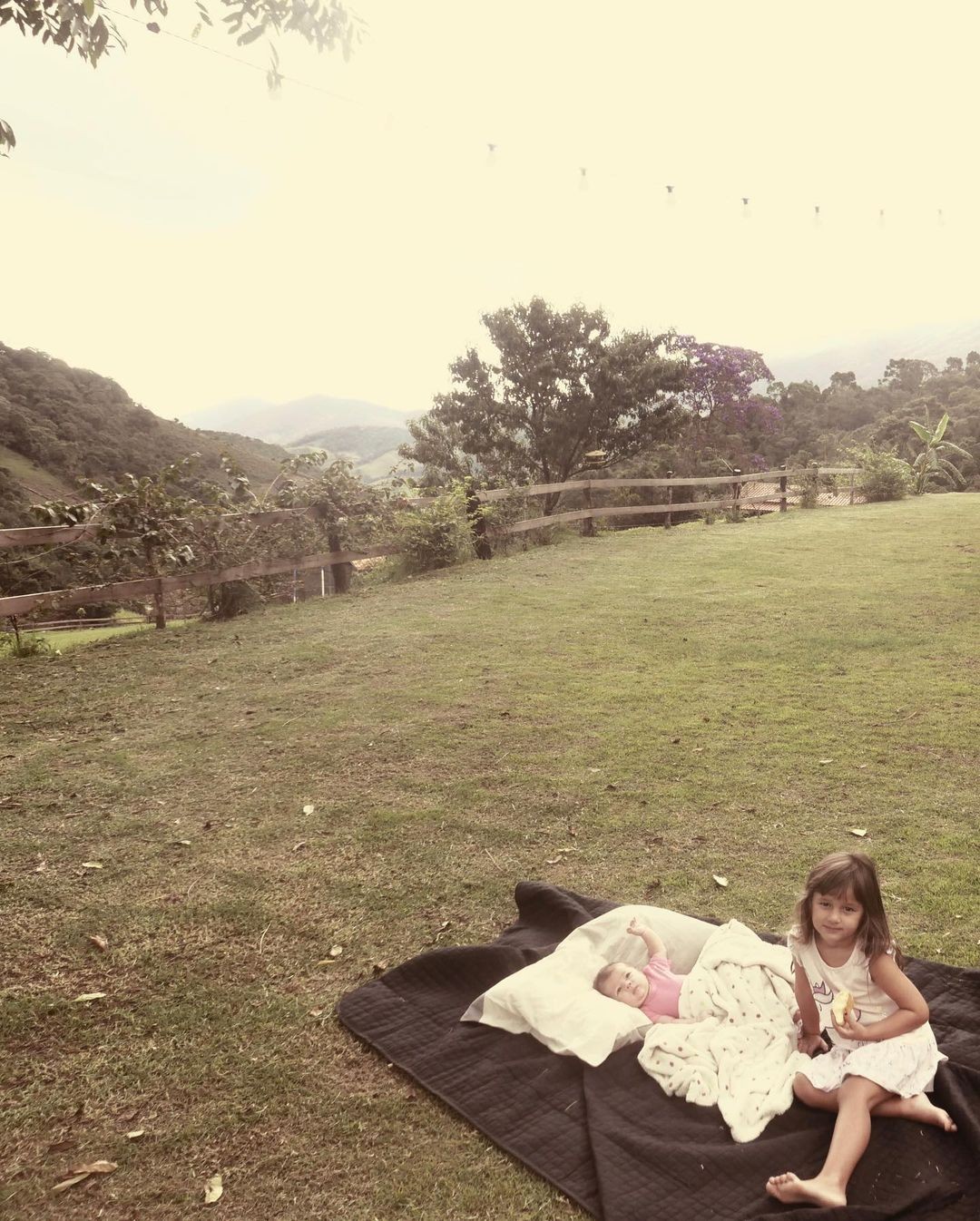 Yanna Lavigne encanta ao publicar novos cliques das filhas: Madalena e Amélia (Foto: Reprodução / Instagram)