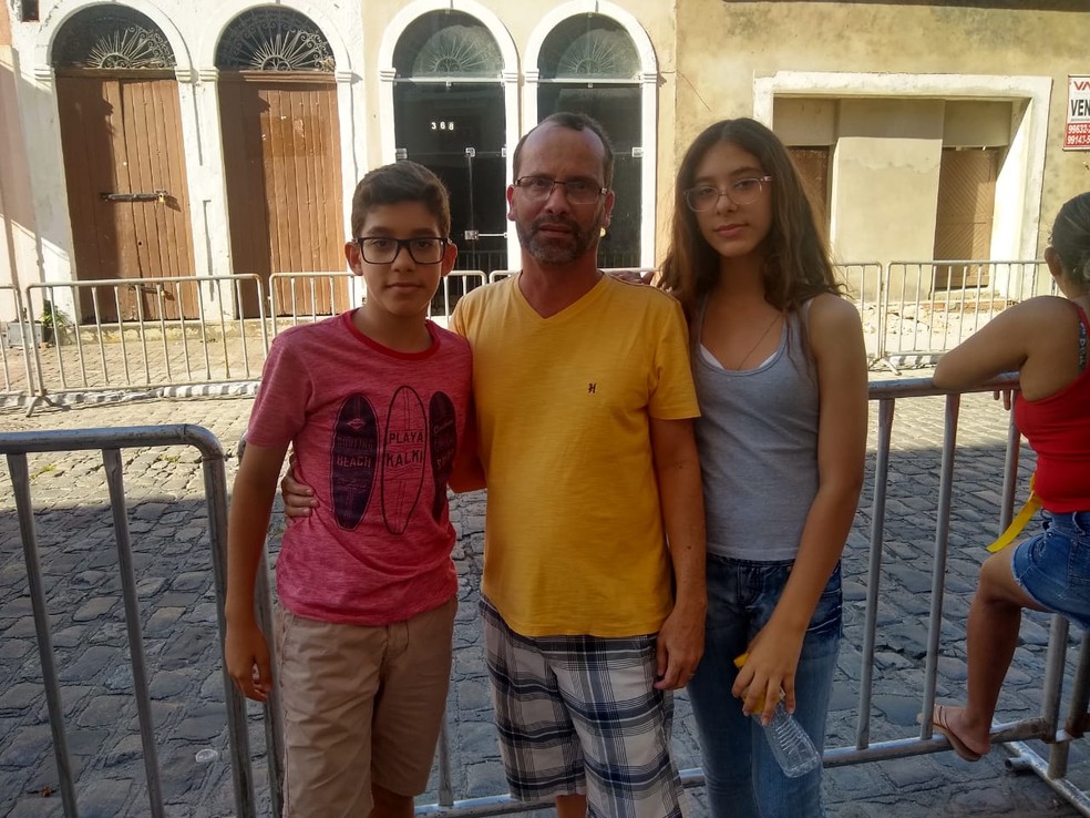 Valério e filhos foram assistir ao desfile — Foto: Daniel Tavares/G1