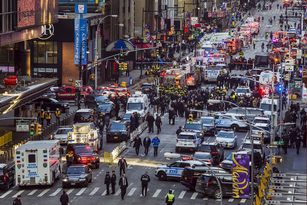Viaturas de polícia, ambulâncias e equipes de resgate se concentram perto do terminal rodoviário de Port Authority, em Nova York, onde houve uma tentativa frustrada de atentado terrorista com uma bomba caseira (Foto: Andres Kudacki/AP)