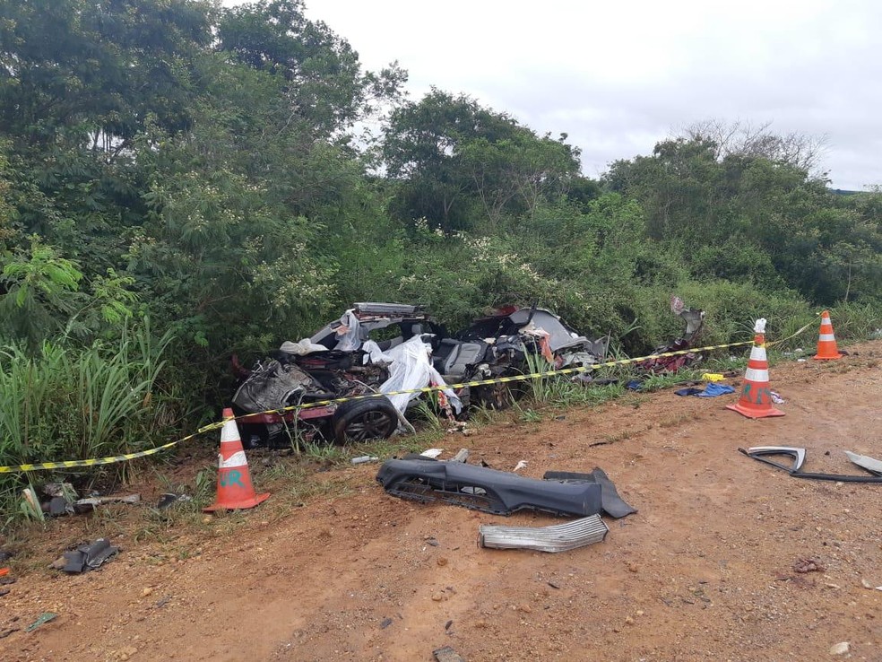 Batida entre carro e caminhão deixa mortos no sudoeste da Bahia; veículo  ficou destruído — Foto: Divulgação/PRF