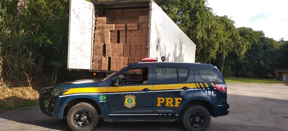 Carga de 393 mil maços de cigarro, avaliada em R$ 2 milhões, foi apreendida em Teófilo Otoni — Foto: Polícia Rodoviária Federal/Divulgação