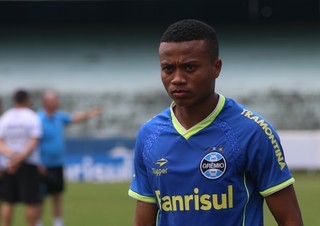 De joia a negociável em três meses, Robinho do Grêmio busca vitrine