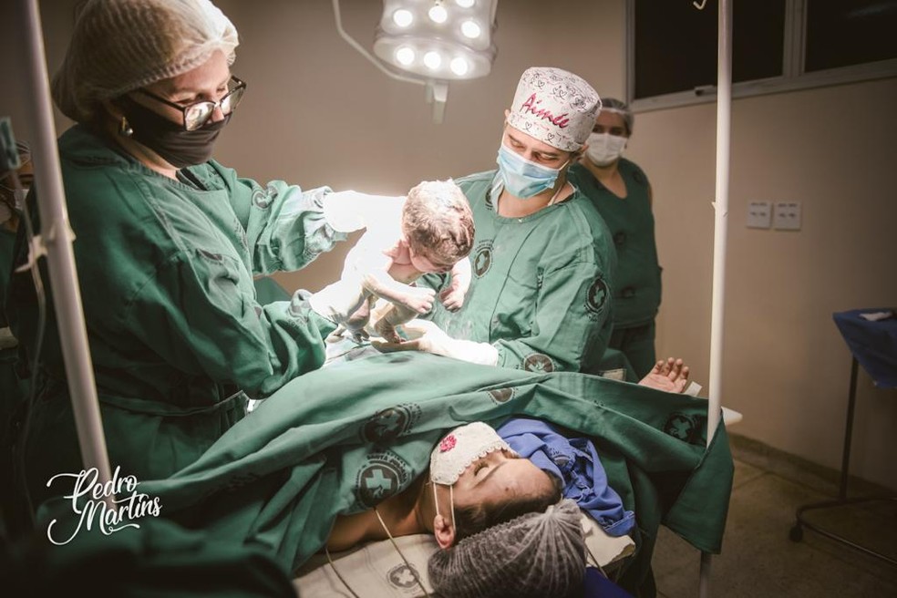 Obstetra Elielson Aguiar fez o parto da mulher e ajudou a filha Aimée nascer no último dia 12 — Foto: Pedro Martins/Arquivo pessoal