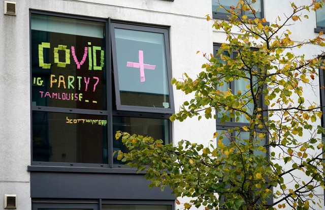 MANCHESTER, ENGLAND - SEPTEMBER 28: Signs made by students are displayed in a window of their locked down accommodation building on September 28, 2020 in Manchester, England. Around 1,700 students across two student housing blocks were told to self-isolat (Foto: Getty Images)