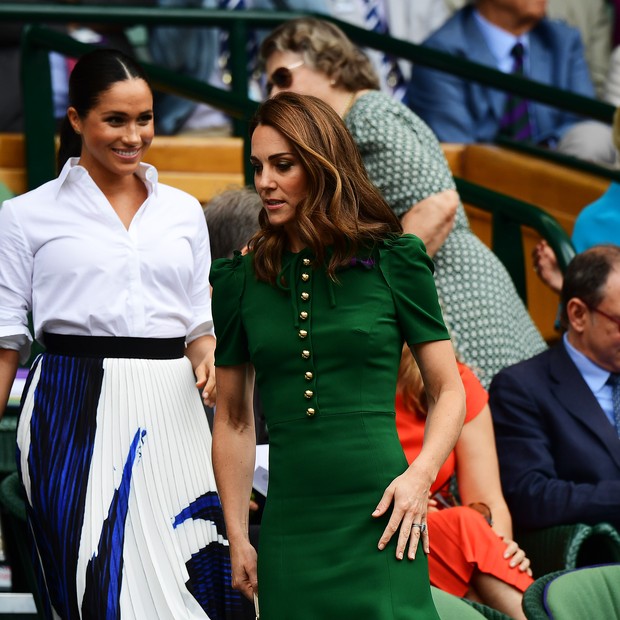 LONDON, ENGLAND - JULY 13: Catherine, Duchess of Cambridge and Meghan, Duchess of Sussex attend the Royal Box during Day twelve of The Championships - Wimbledon 2019 at All England Lawn Tennis and Croquet Club on July 13, 2019 in London, England. (Photo b (Foto: Getty Images)