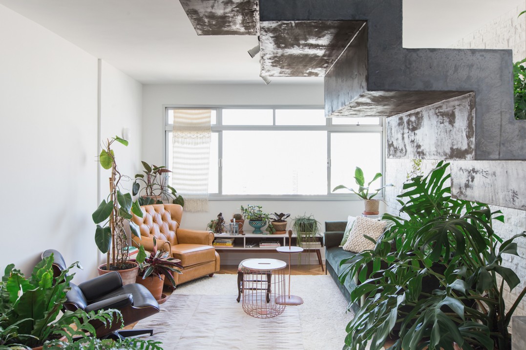 Décor do dia: plantas, tijolinhos e concreto aparente na sala de estar (Foto: Registro De Dia A Dia)