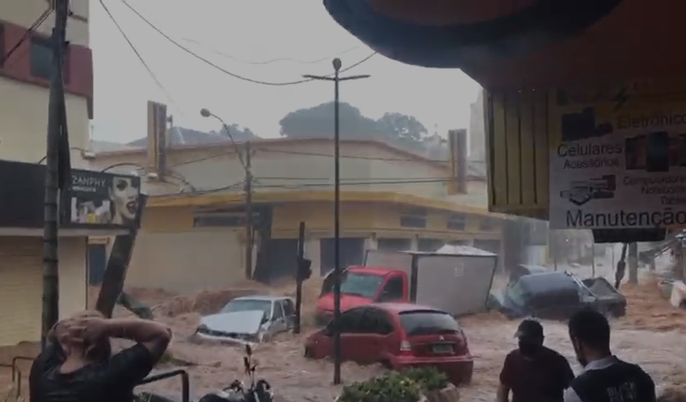 Carros foram arrastados pelo centro de São Carlos durante chuva — Foto: Redes sociais