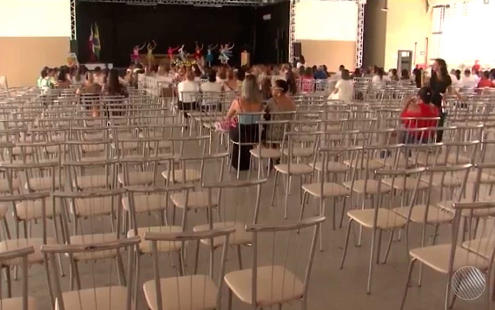 30º Jornada Pedagógica de Itabuna ficou vazia porque professores não foram ao evento em protesto ao atraso do pagamento das férias (Foto: Reprodução/TV Santa Cruz)