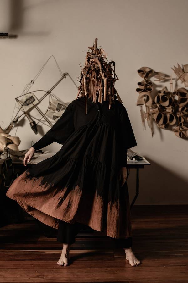 Laura usa vestido e calça Zsolt, segunda pele Lupo e “Cabeça de paus, Balé Literal” (2019), de sua autoria