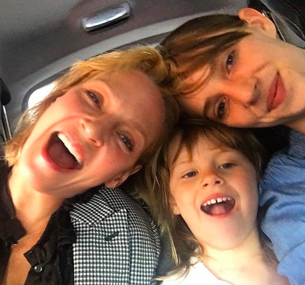 A atriz Uma Thurman com a filha caçula e a filha atriz Maya Ray Thurman Hawke  (Foto: Instagram)