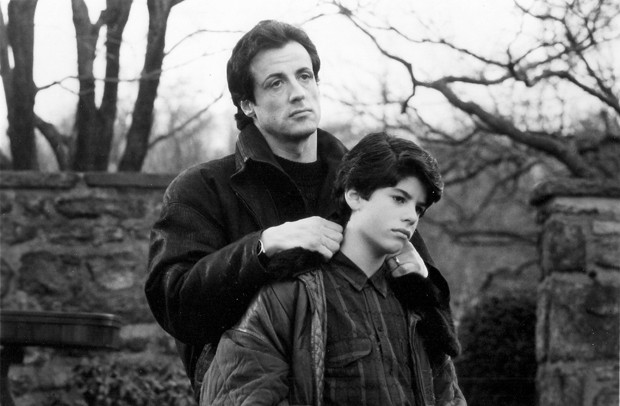 Sylvester Stallone e Sage Stallone, ainda criança, no set de gravações do filme "Rocky V", em 1990 (Foto: Courtesy MGM/UA/Reuters)