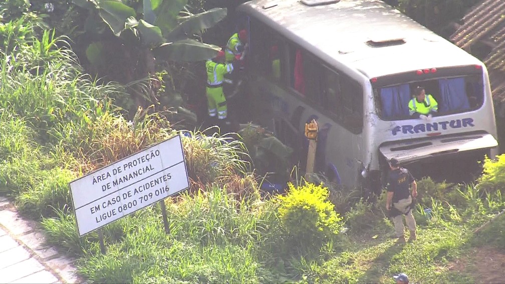 Ônibus cai em ribanceira na Rodovia Régis Bittencourt  — Foto: Reprodução/ TV Globo 
