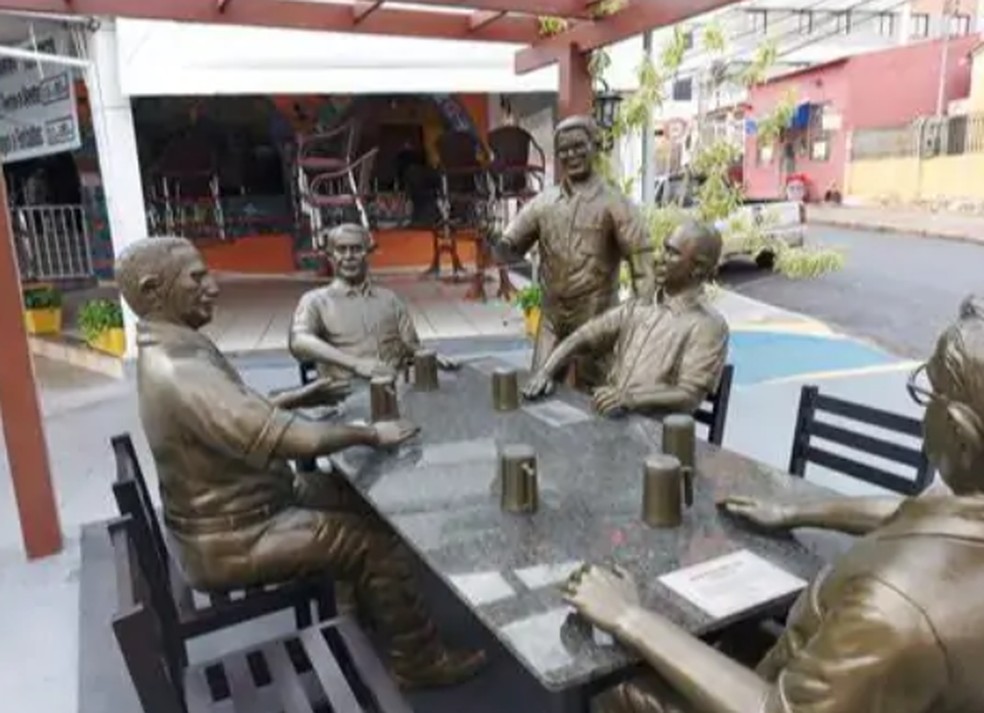 Mesa da boemia foi feita pelo artista e está localizada próximo a um restaurante tradicional em Cuiabá — Foto: Reprodução