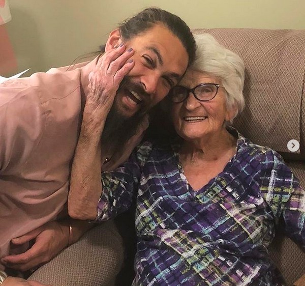 O ator Jason Momoa na companhia de avó de 93 anos (Foto: Instagram)