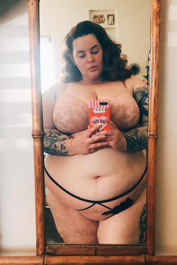 Tess Holiday surge de lingerie em frente ao espelho (Foto: Reprodução/Instagram)